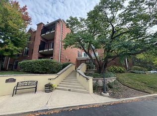 815 Leicester Rd APT 211, Elk Grove Village, IL 60007