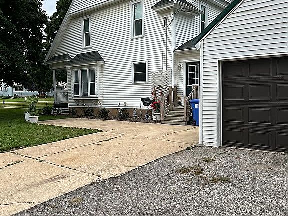 2nd image of 911 5th Ave