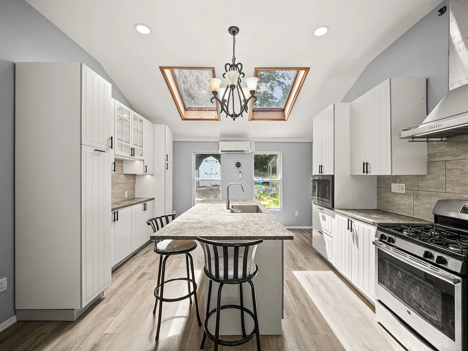 3 bed, 1252 sqft, $2,700 — Photo 4