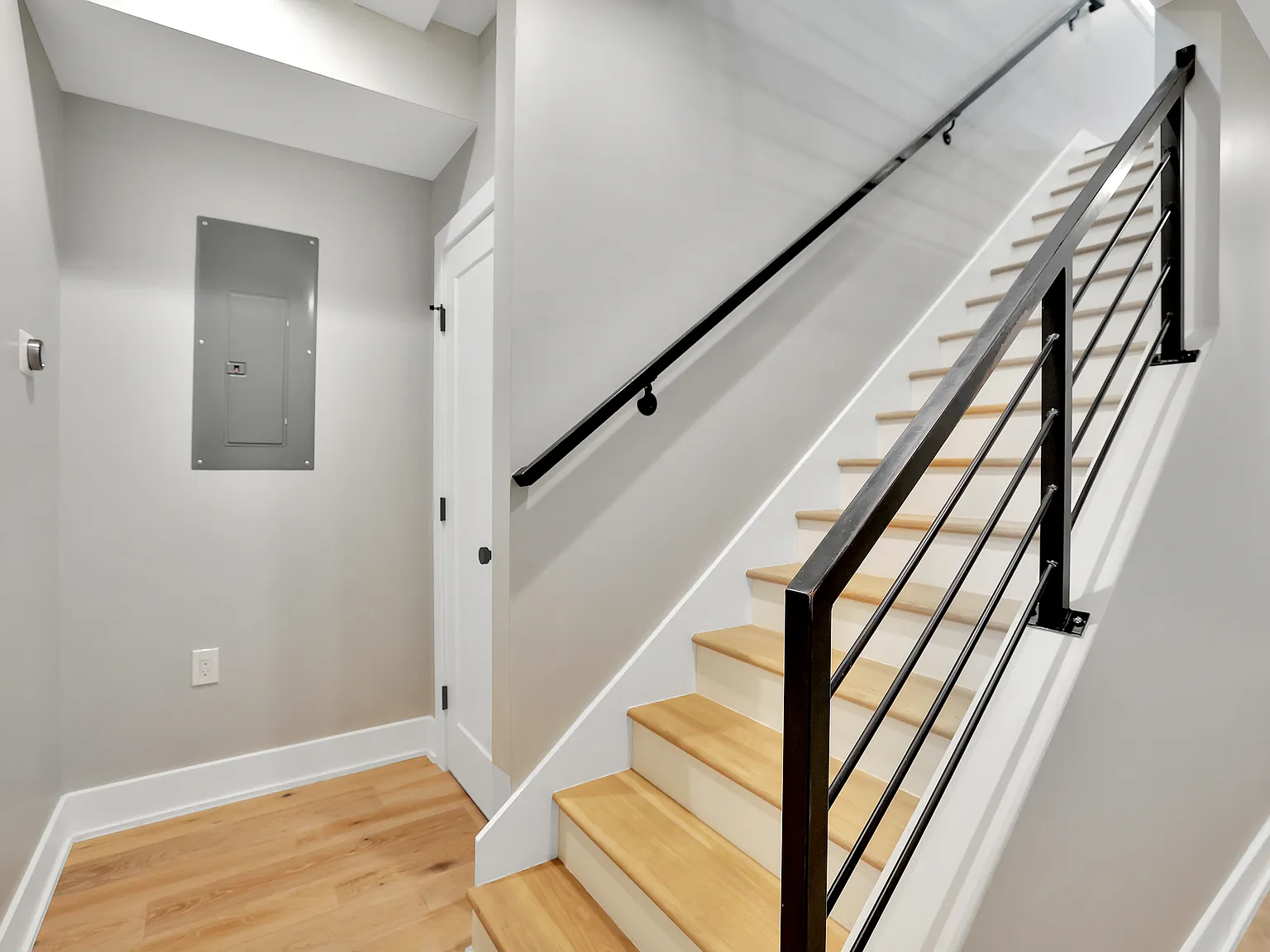 2 bed, 1040 sqft, $3,900 — Photo 3