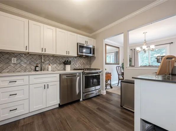350 Lakeland Avenue #7G, Sayville, NY 11782