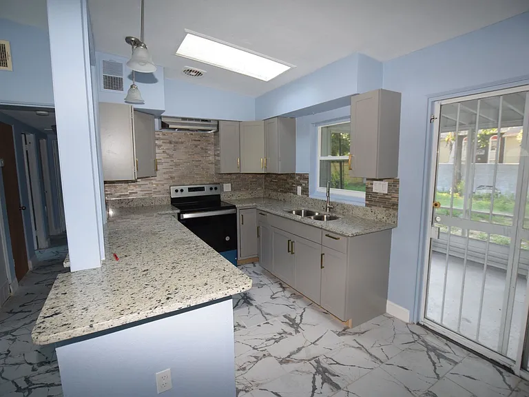 2637 Healy Dr — Photo 6