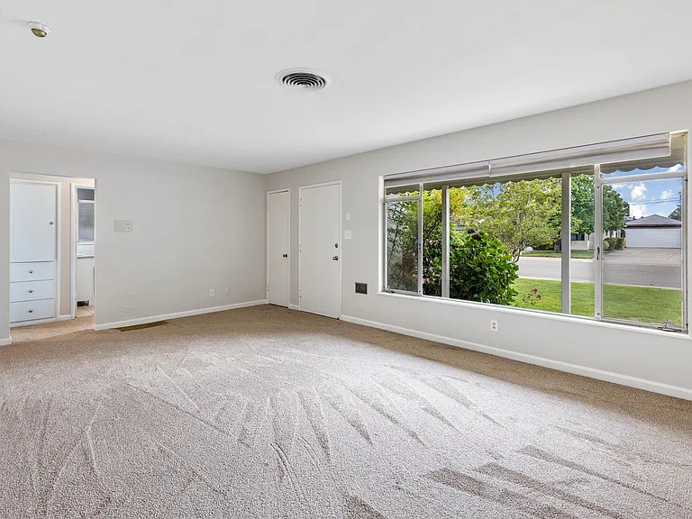 704 Windsor Dr — Photo 3