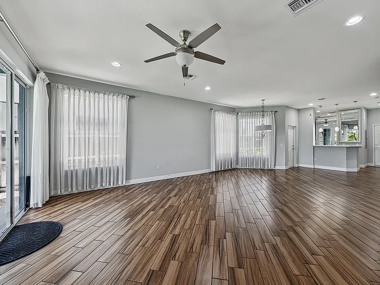 1135 NE 3rd Ave — Photo 13