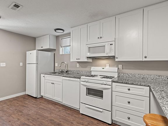 2nd image of 1018 E 200 S APT B