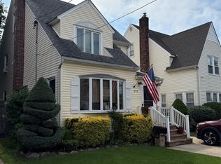 341 Marcellus Rd, Mineola, NY 11501