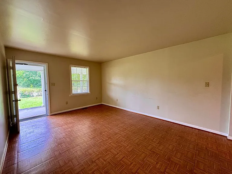 124 E Ferrell St — Photo 2