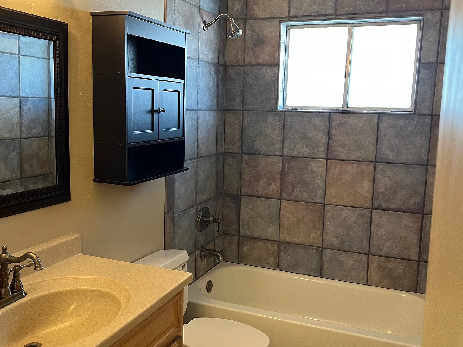 3 bed, 1010 sqft, $1,575 — Photo 2