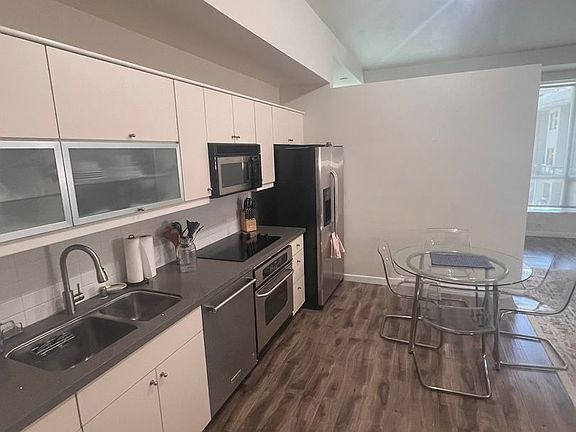 5th image of 350 W Ash St #1001