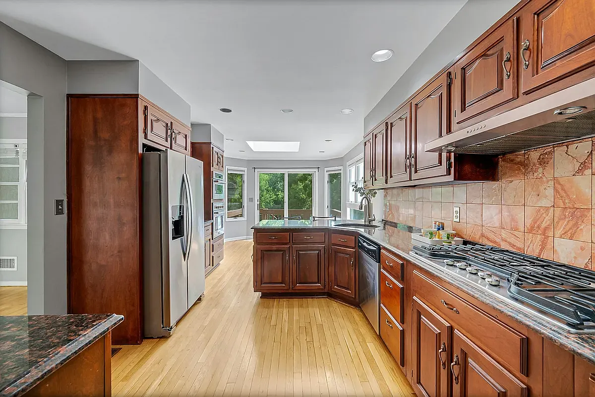 3 bed, 2500 sqft, $6,250 — Photo 3