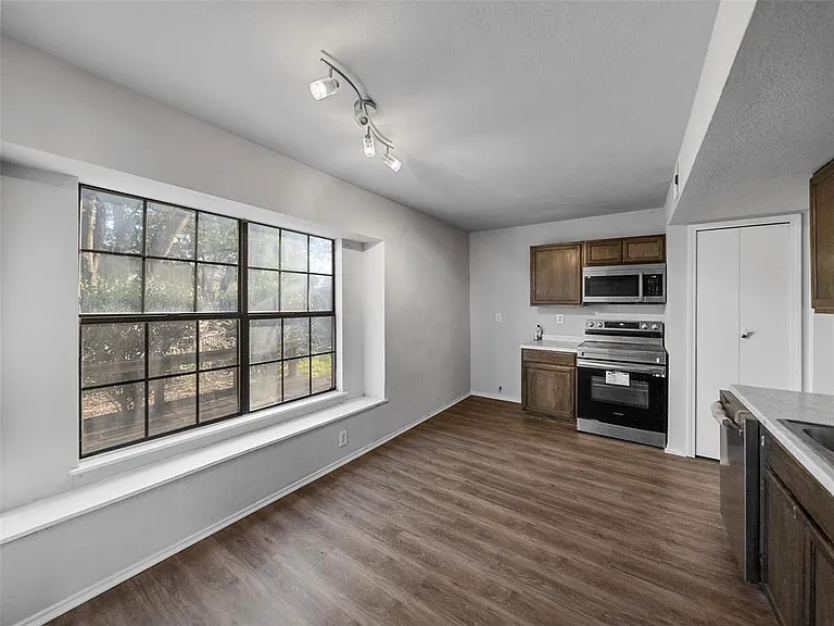 28 Brewster Ct — Photo 9