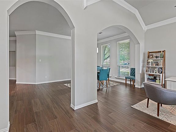 3rd image of 8353 Thornhill Dr