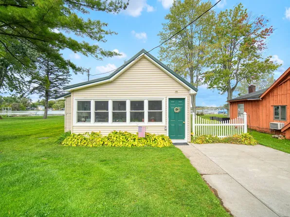 956 Lakeview Dr, Brooklyn, MI 49230