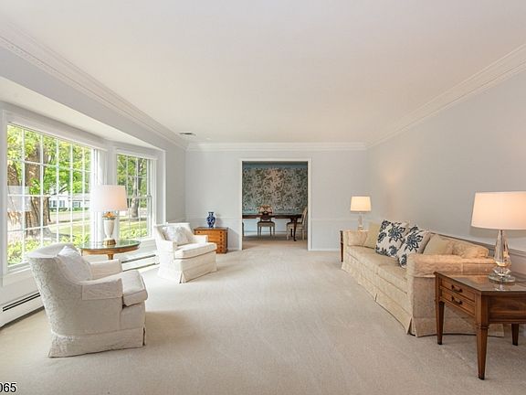 3rd image of 28 Lafayette Ln