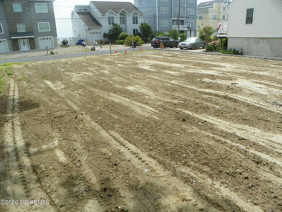 1st image of 690 Bayview Drive
