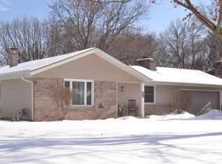 W222N2540 Glenwood Ln, Waukesha, WI 53186