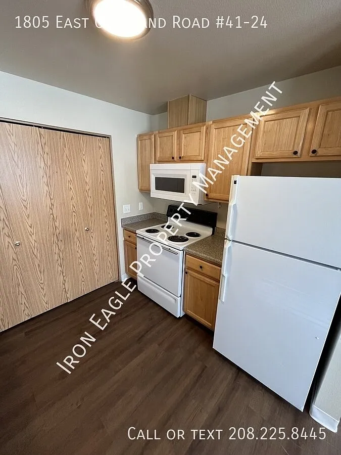2 bed, 2.0 bath, 977 sqft, $1,425 — Photo 2