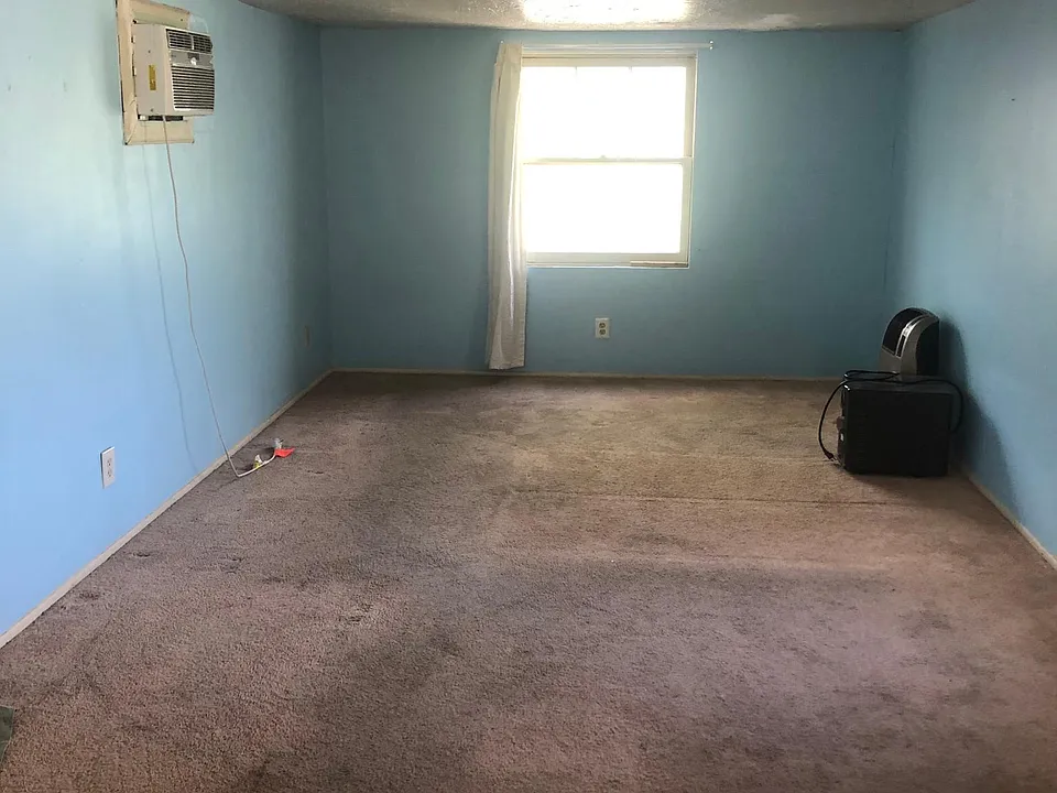 Big bedroom,, combo living room. New ac.