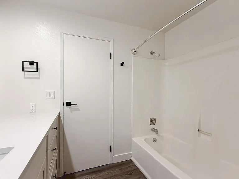 Avalon Court Apartments — Photo 25