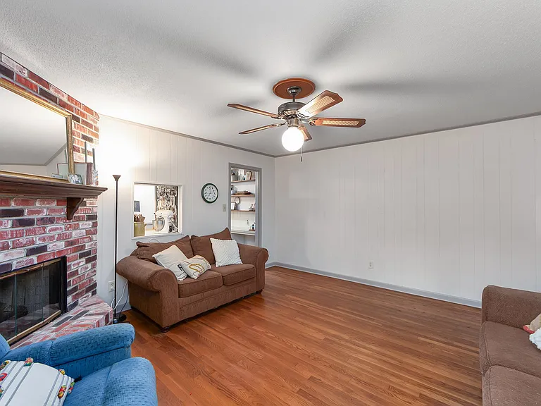 128 Laurie Cir — Photo 17