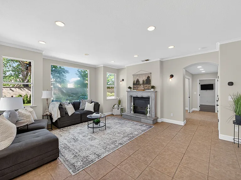1736 N Holly Ave — Photo 6