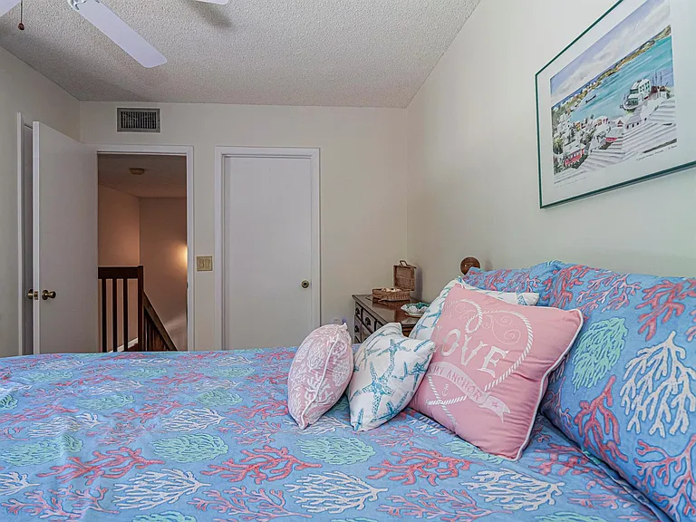 340 S Waverly Pl — Photo 21