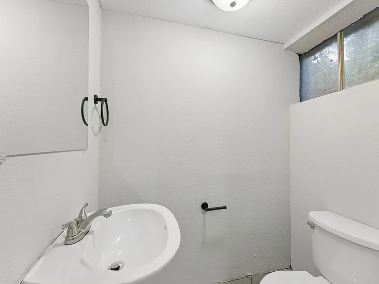 416 SE Claremont St — Photo 25