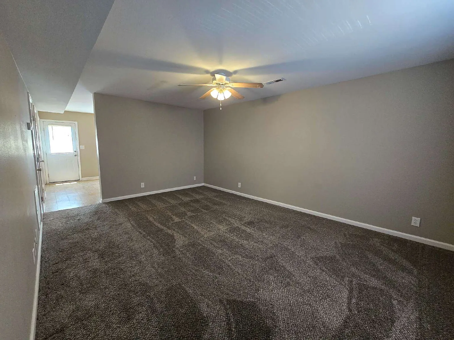 2 bed, 1.5 bath, 1020 sqft, $950 — Photo 2