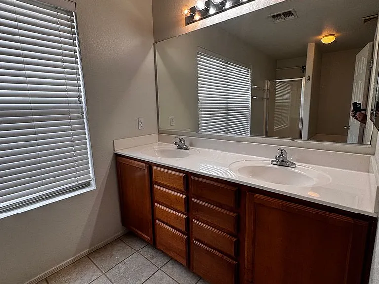 1292 E Clifton Ave — Photo 10