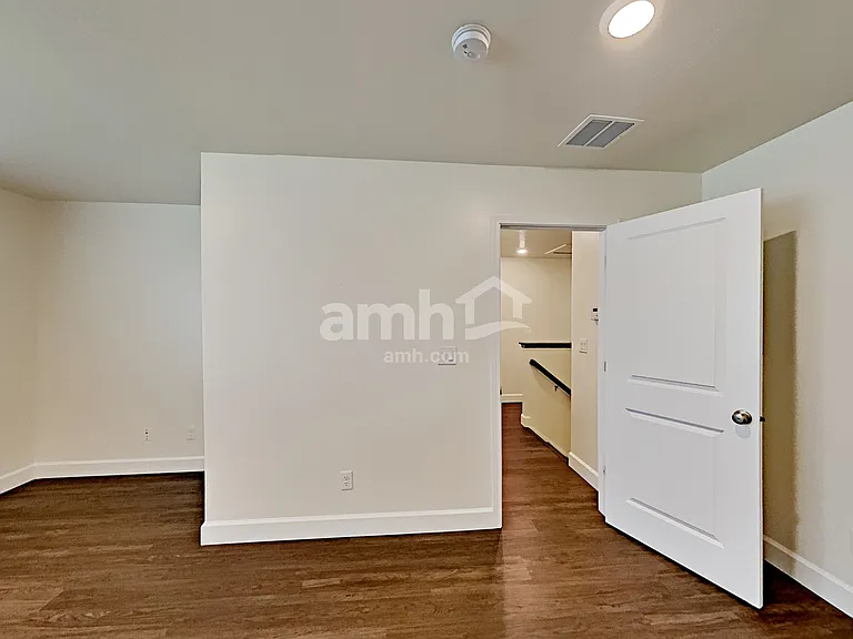 819 Grover Ct — Photo 8
