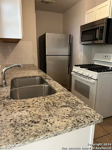 1 bed, 400 sqft, $900 — Photo 2