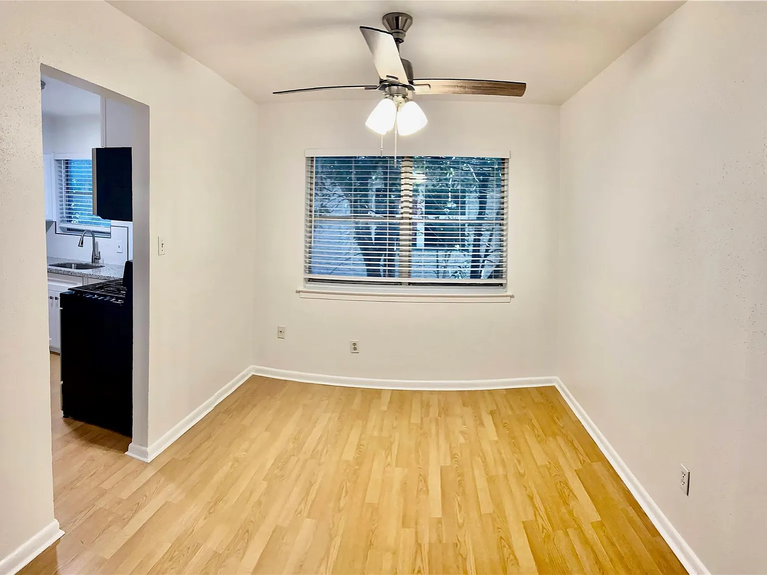 2 bed, 1.0 bath, 925 sqft, $1,295 — Photo 3