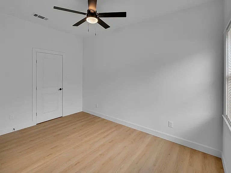 1815 Seneca Ave — Photo 19