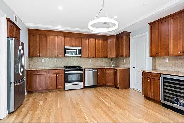 1st image of 423 Greenwood Ave #3L