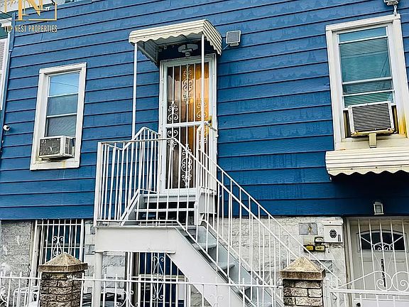 2nd image of 3941 Crescent St