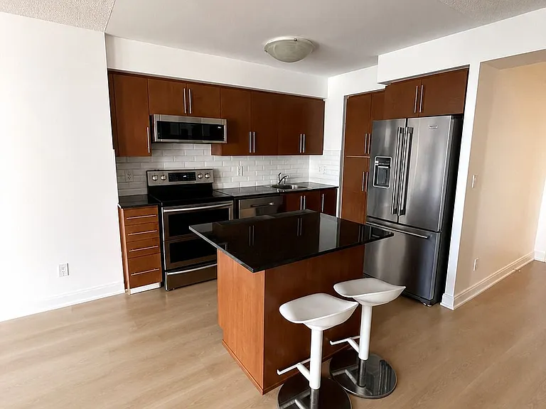 330 Burnhamthorpe Rd S #708 — Photo 7