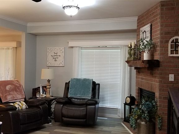 5th image of 395 Dogwood St