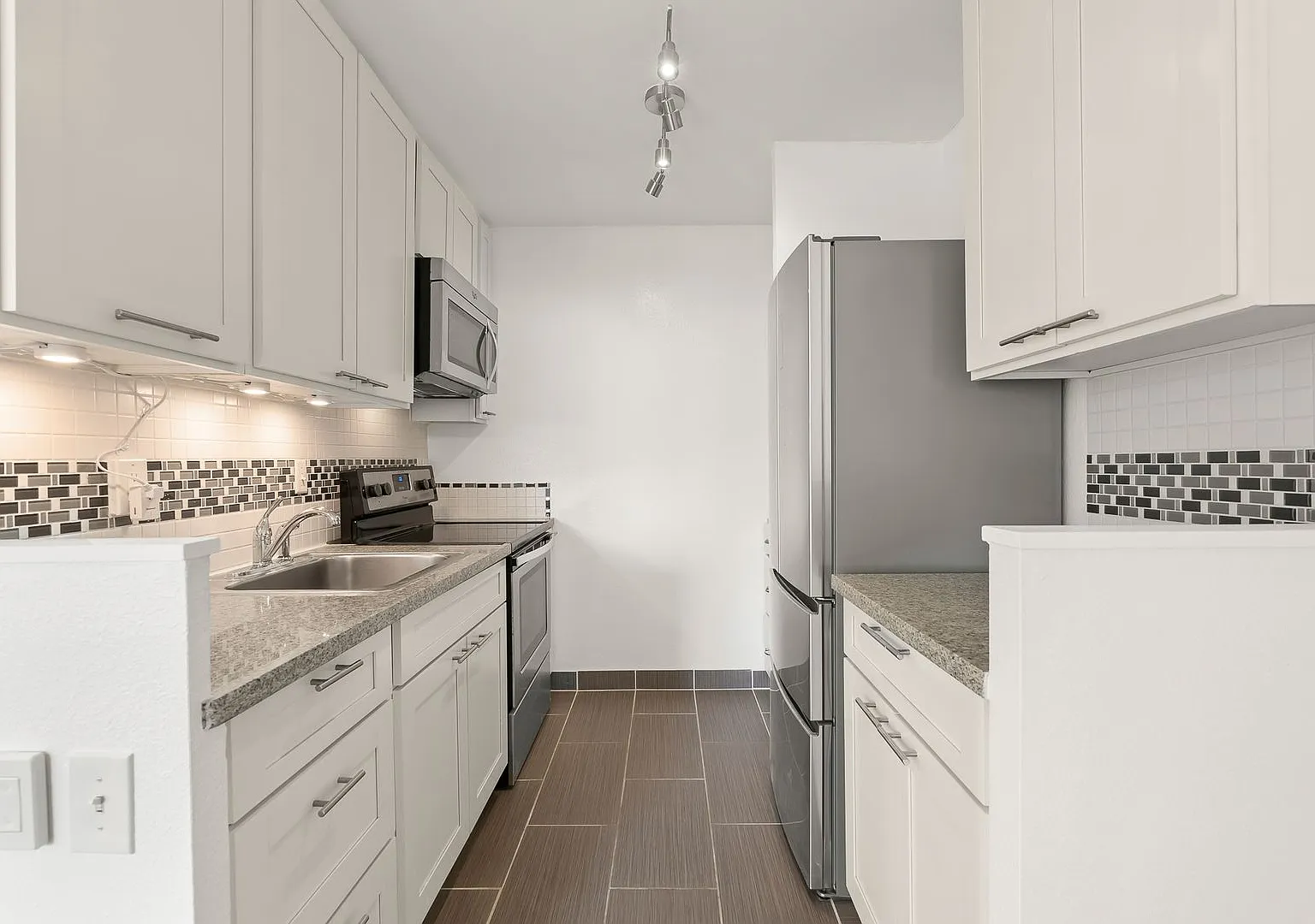 Modern 1-bedroom Condo in Waikiki — Photo 4