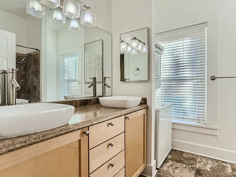 2418 Stout St #2 — Photo 5