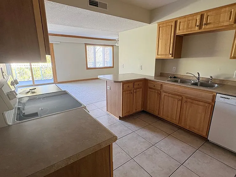 Shelly Rose Apartments — Photo 5