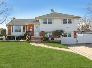 160 W 12th St, Deer Park, NY 11729