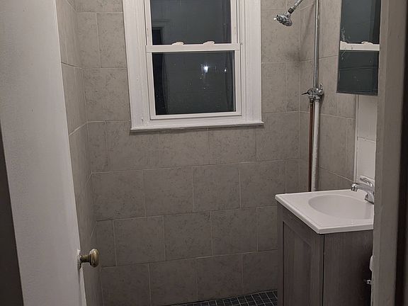 5th image of 2945 Schofield Ave
