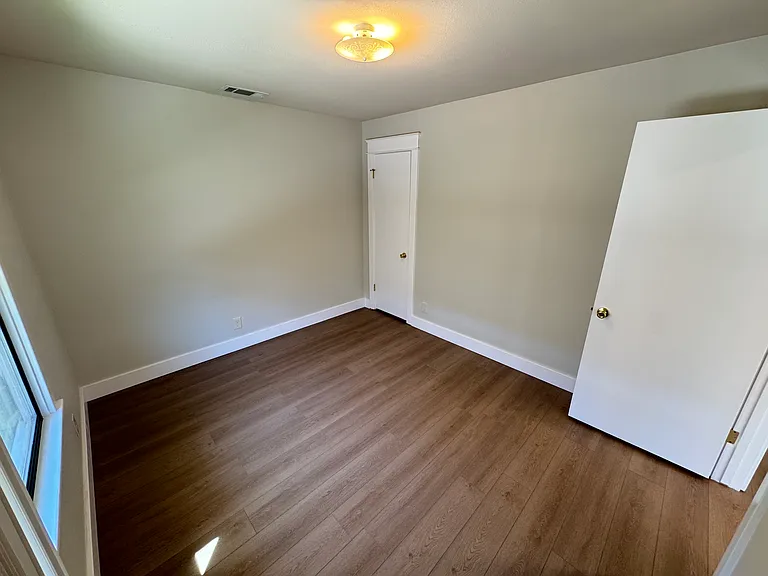 615-627 S El Molino Ave — Photo 14