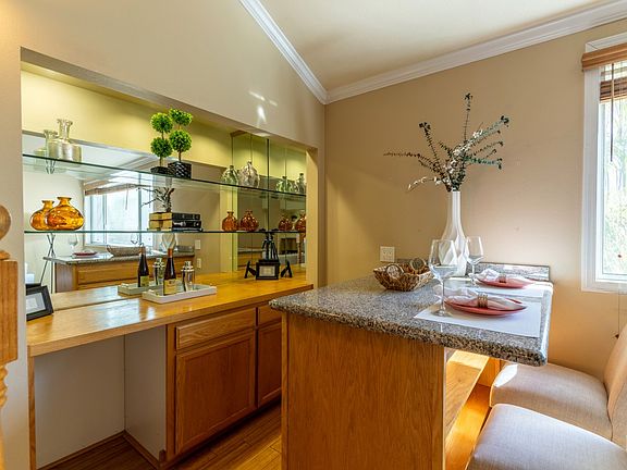 5th image of 5325 Newcastle Ave Unit 304