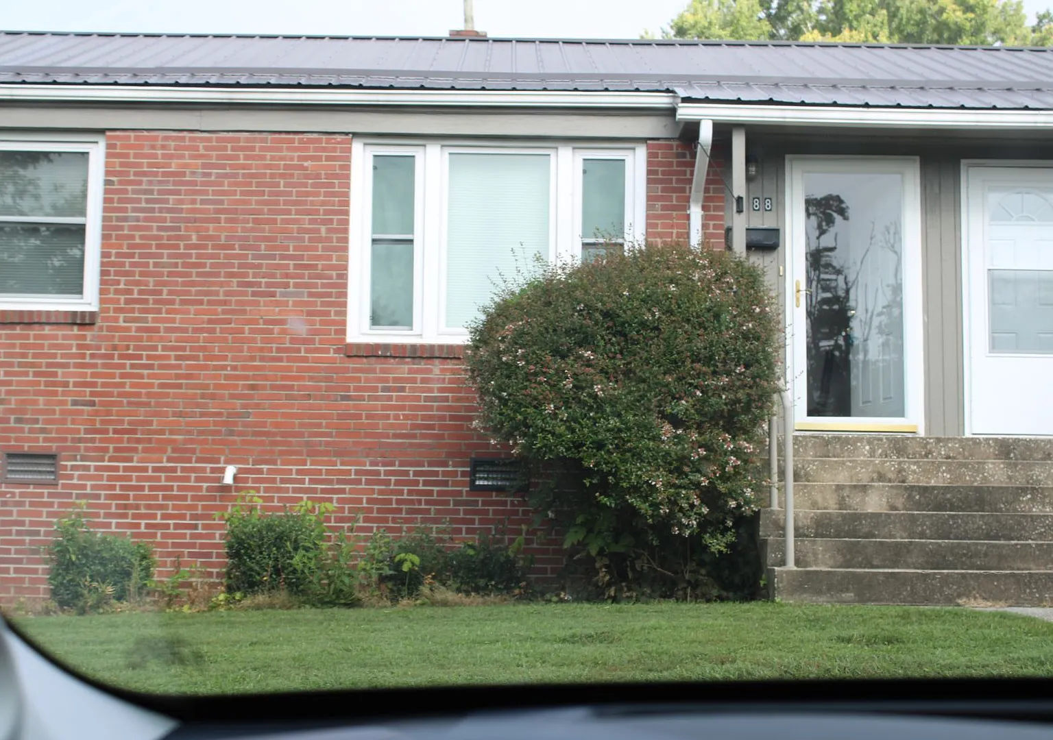 Renovated Sapphire Manor Condo — Photo 1