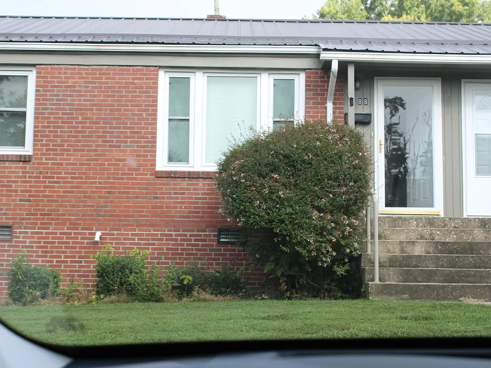 88 Trowbridge Ln