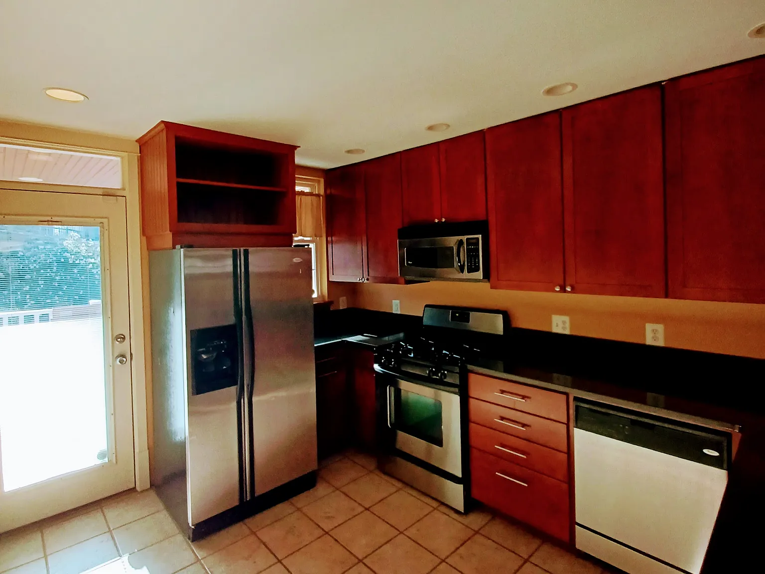3 bed, 2.5 bath, 2420 sqft, $2,995 — Photo 4