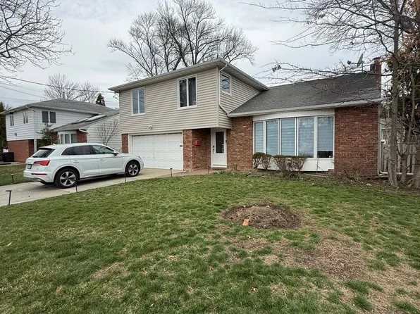 23 Geoffrey Ln, Hewlett, NY 11557