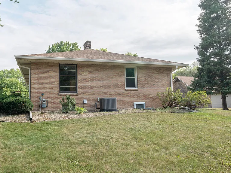 2241 Oxford St N #1 — Photo 2