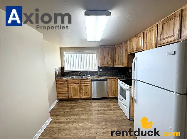 3 bedroom 1 bathroom home with large fenced yard! — Photo 8